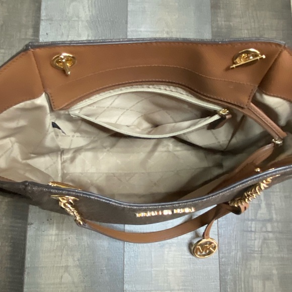 Michael Kors Jet Set Travel Chain Shoulder Tote - Picture 12 of 14